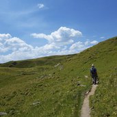 weg zum thurntaler see wanderer