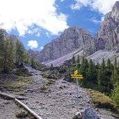 wegweiser wanderweg zur karlsbader huette