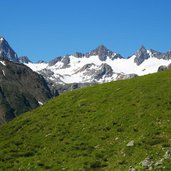 aussicht richtung stubaier gletscher