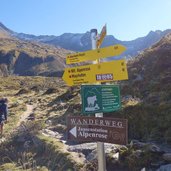 wegweiser zur jausenstation alpenrose