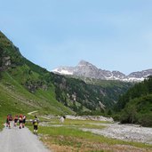 wanderer in innervals dahinter olperer und fussstein