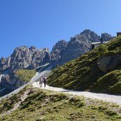 blick auf kehren weg zur adolf pichler huette fr