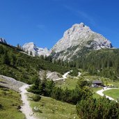 wanderweg bei seeben alm dahinter sonnenspitze fr