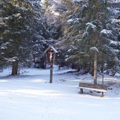 kreuz am weg zum obernberger see winter