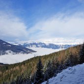 nebel ueber eingang stubaital wipptal dahinter kalkkoegel und karwendel winter