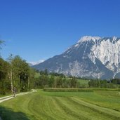 radweg oetztal blick auf tschirgant haiminger kreuz