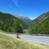 strasse gurgltal bei zwieselstein radfahrer