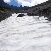 schneefelder bei gschnitzer tribulaunhuette