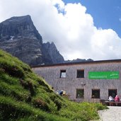 naturfreundehaus gschnitzer tribulaunhuette dahinter gschnitzer tribulaun