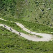 radfahrer mountain bike am weg mtb route geiseljoch nafingalm