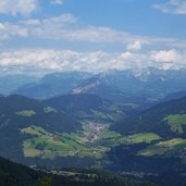 blick auf wildschoenau und dahinter kaisergebirge fr