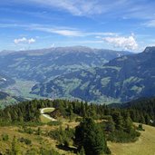 gleitschirmflieger und aussicht auf zillertal von kombibahn penken aus