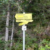 wegweiser wanderwege via alpina bei moesl schwendau