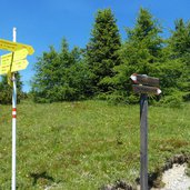 wegweiser reschen hoehenweg zum dreilaenderstein