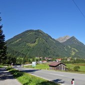 fernpass bundesstrasse und radweg bei bichlbach