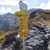 sidanjoch bei wegkreuzung wegweiser