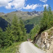 wanderer unterhalb der tiefental alm dahinter geigenkamm fr