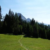 weg bei kl mutzkopf dahinter piz lat