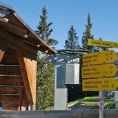 wegweiser zirbenweg und seefelder joch