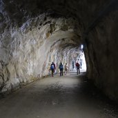 wanderer bei zillergrund verbindungstunnel unter adlerblick