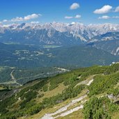 abstieg zur haermelekopfbahn bergstation und aussicht seefeld