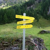 wegweiser wanderwege bei kasern hinteres schmirntal