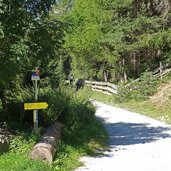 wegweiser bei parkplatz trins