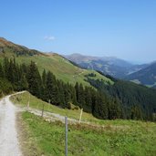 blick richtung gerlostal almen und richtung zillertaler alpen mit fuerstalm