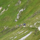 weg von steinjoechl zur anhalter huette wanderer