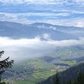 nebel ueber pustertal bei strassen