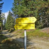 gailtaler hoehenweg weg am dorfberg oberberg wegweiser