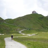 wanderer im verbellatal dahinter heilbronner huette