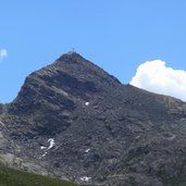 schrottenkopf ueber dem verbellatal mit gipfelkreuz