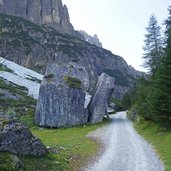 gespaltener stein vom pinnistal