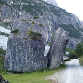 gespaltener stein vom pinnistal