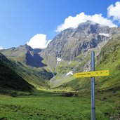 wanderweg bei karalm richtung pinnisjoch