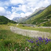 wanderer im fimbatal dahinter fluchthorn und gamspleisspitze