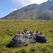 steinmaenner am weg nr bei hohe mut