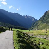 gleirsch alm strasse wanderer