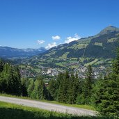 hahnenkamm strasse blick auf kitzbuehel