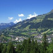 hahnenkamm strasse blick auf kitzbuehel