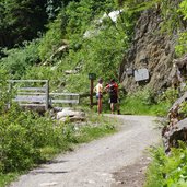 wanderer am weg malfontal bruecke malfonbach