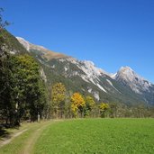 stanzertaler radweg richtung schnann herbst dahinter blankaspitz