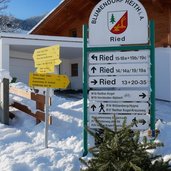 wegweiser bei ried reith im alpbachtal winter