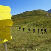 wanderer am e weg am venet wegkreuzung wegweiser