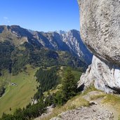 blick von weissenbach sattel bis weg auf den baerenkopf fr