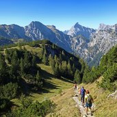 wanderer am weg zur weissenbach alm