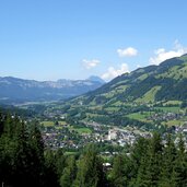 hahnenkamm strasse blick auf kitzbuehel