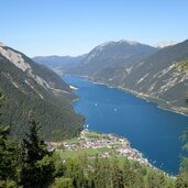 aussicht von zwoelferkopf auf achensee und pertisau