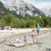 Familie am Bach der Leutascher Ache